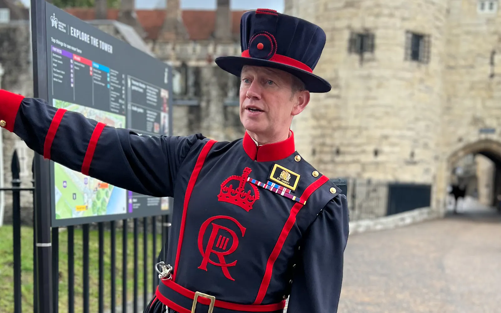 Médaillon Ajouré Pour Selle De Cheval - Motif Tour De Londres Yeoman Warder - Occasion En Métal Brun